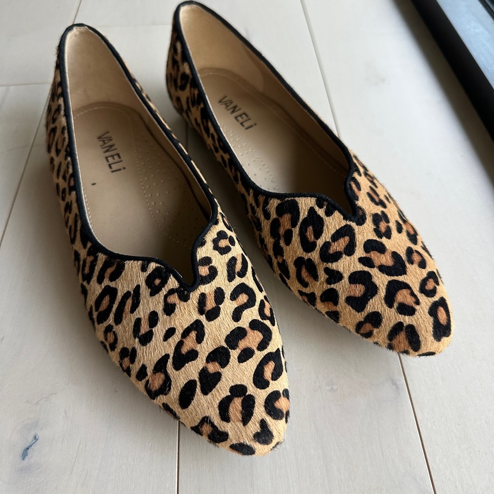 *SOLD* New Vaneli Animal Print Flats - Picture 1 of 10
